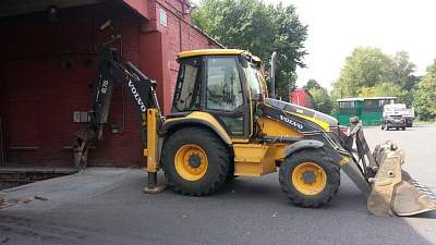 Экскаватор-погрузчик с гидромолотом VOLVO BL71B