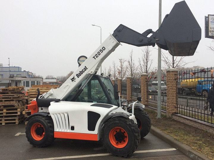 картинка Телескопический погрузчик BOBCAT Т2250