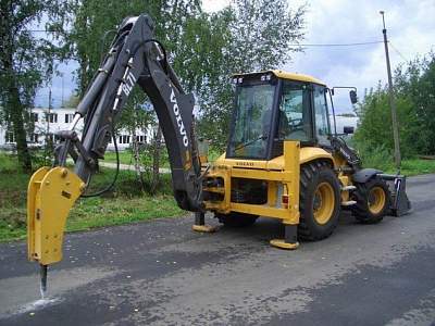 Экскаватор-погрузчик с гидромолотом Volvo BL71B